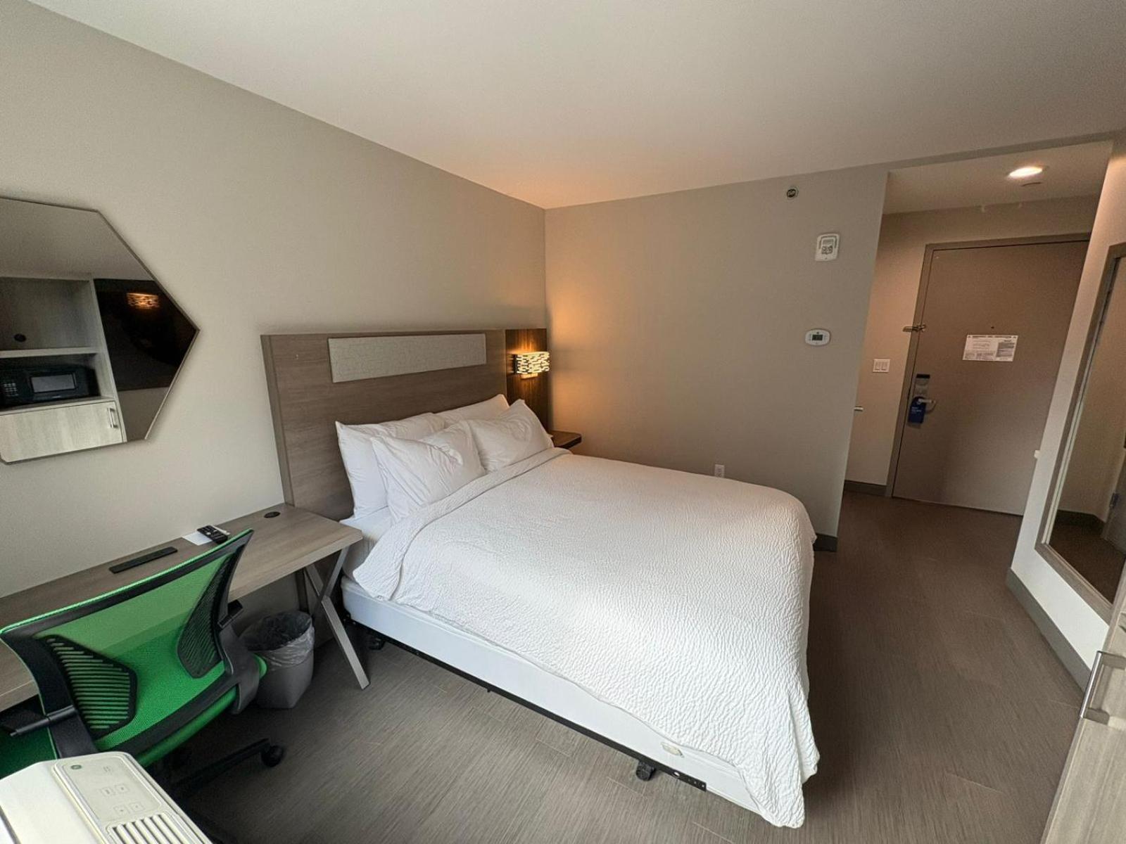 Holiday Inn Express & Suites Bronx - Nyc By Ihg New York Exterior photo
